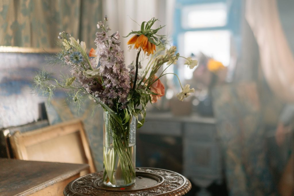 Flores hermosas con partes marchitas, representando el love bombing como una fachada de amor con manipulación oculta