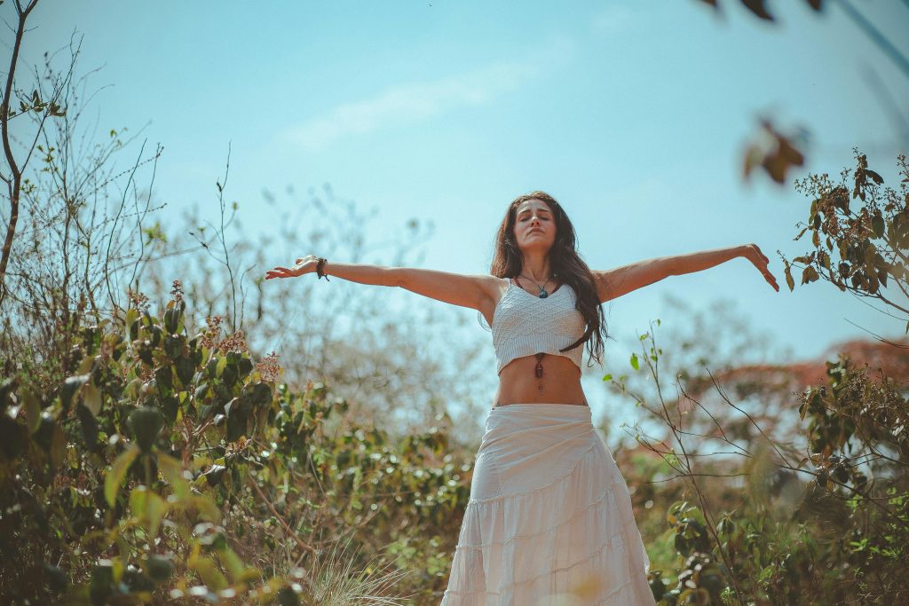 Mujer practicando mindfulness para calmar la ansiedad y encontrar paz interior tras una ruptura tóxica