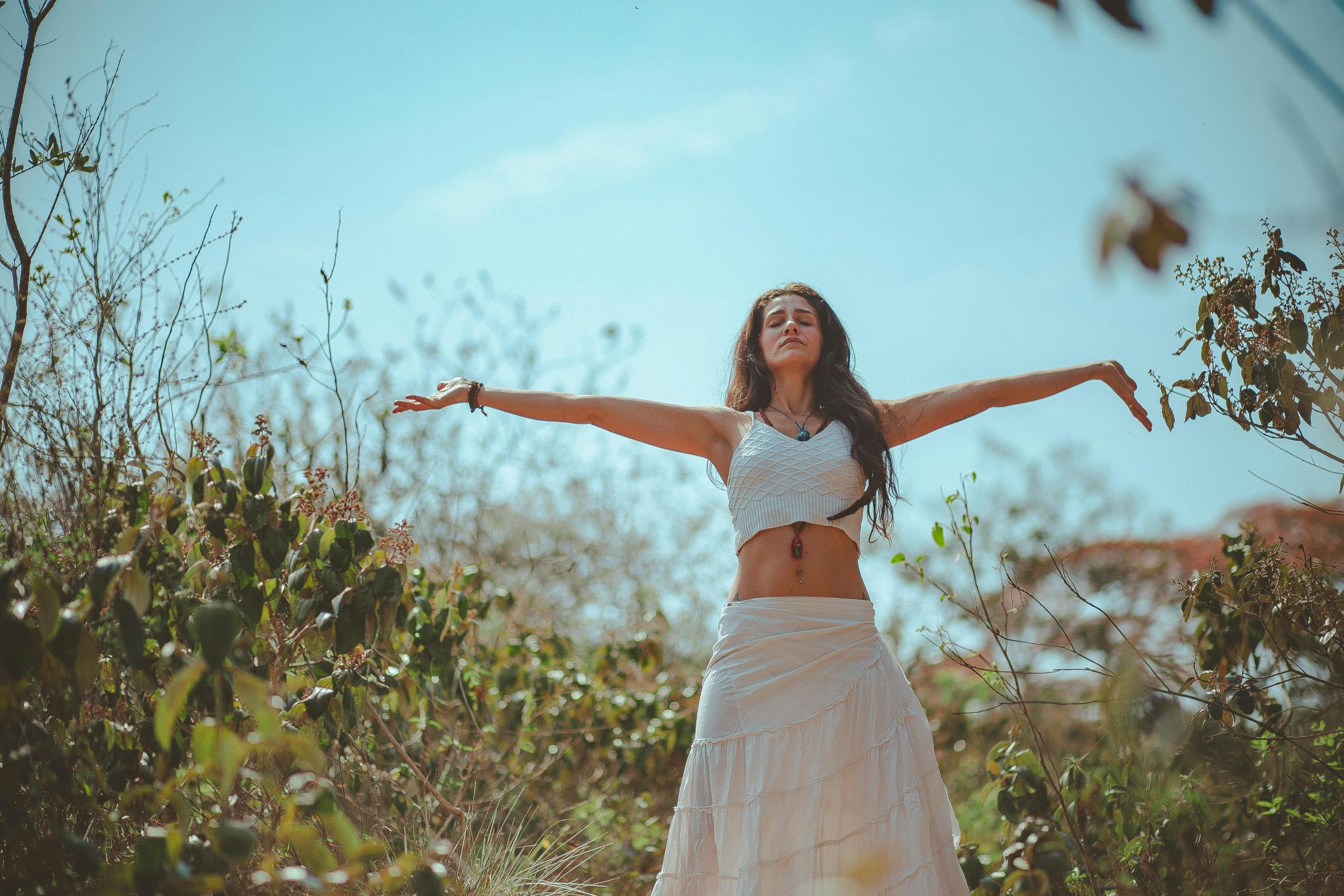 Mujer practicando mindfulness para calmar la ansiedad y encontrar paz interior tras una ruptura tóxica
